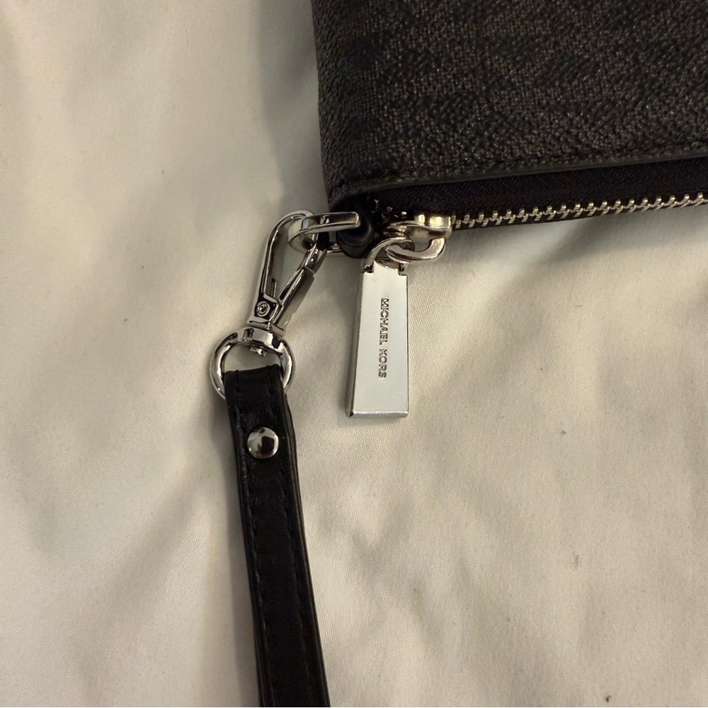EUC Michael Kors Jet Set Large Signature Logo Smartphone Wallet - Picture 3 of 5